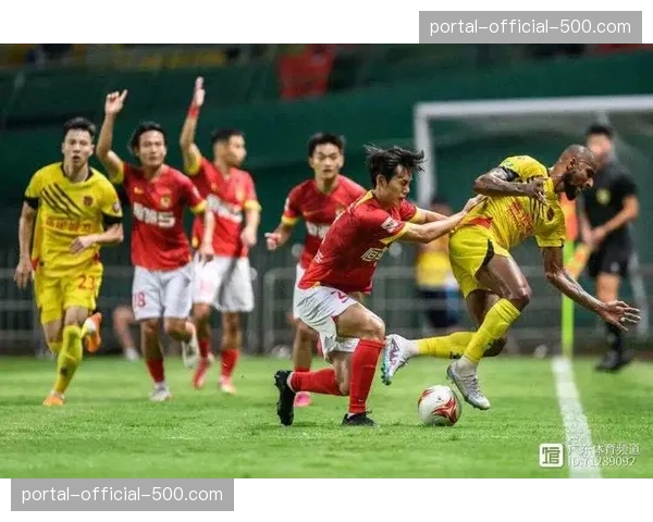 战术板：解析广州队对阵深圳队时使用的“1-2-1-1”全场紧逼战术成效