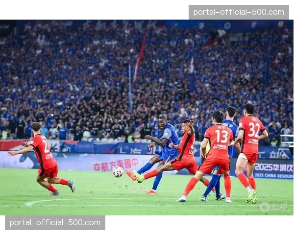 雨中鏖战：上海德比超6万观众见证拉唐制胜头球